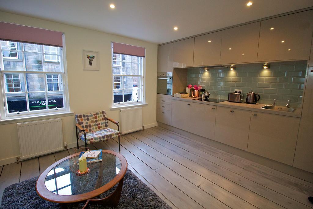 Old Town Castle View Apartment Edinburgh Bagian luar foto