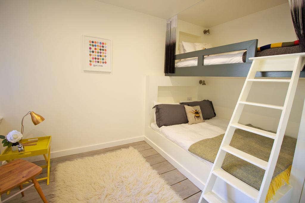 Old Town Castle View Apartment Edinburgh Bagian luar foto
